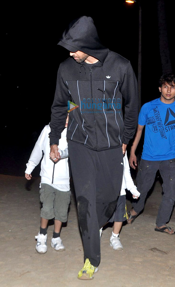 hrithik snapped with kids at juhu beach 3