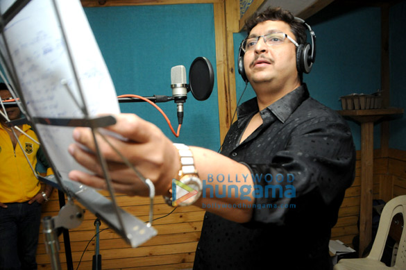 sanjay bedia turns singer for chahiye thoda pyaar thoda pyaar chahiye 4