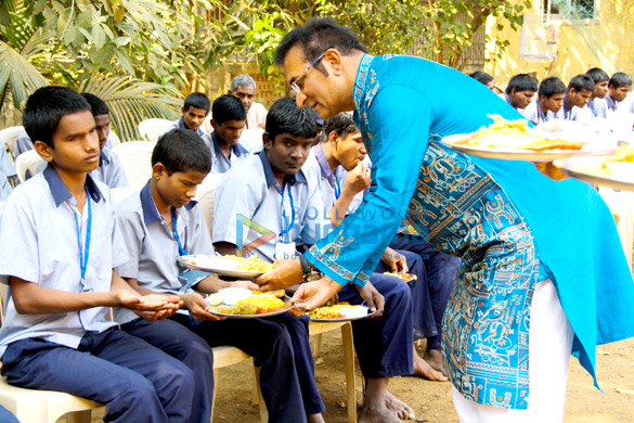 abhijeet feeds blinds kids on the occasion of saraswati pooja 5