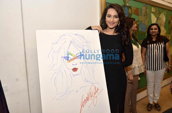 sonakshi inaugurates neeraj goswamis painting exhibition 3