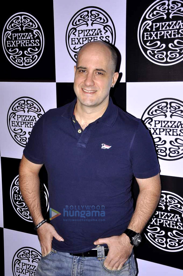 celebs at pizza express event 12