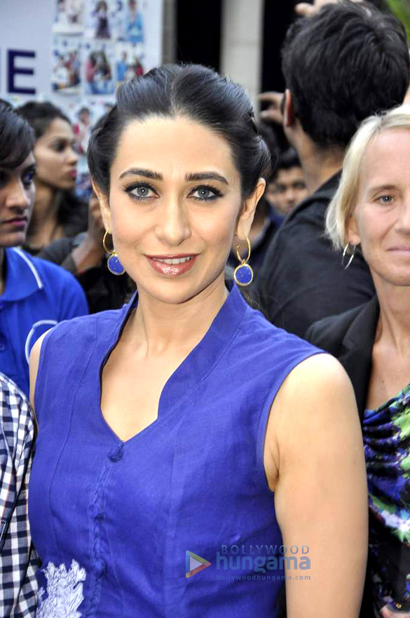 karisma kapoor unveils tempo products with dabbawalas 7