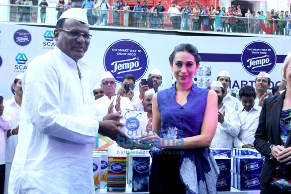 karisma kapoor unveils tempo products with dabbawalas 3