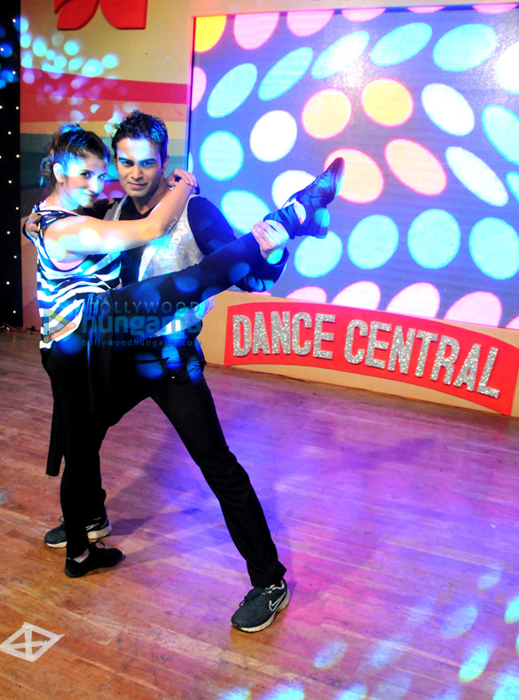 udita graces the performances by smilie suri amit dholawat at dance central 6