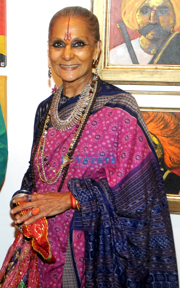 zeenat aman rati agnihotri at raosaheb guravs painting exhibition subraan 25