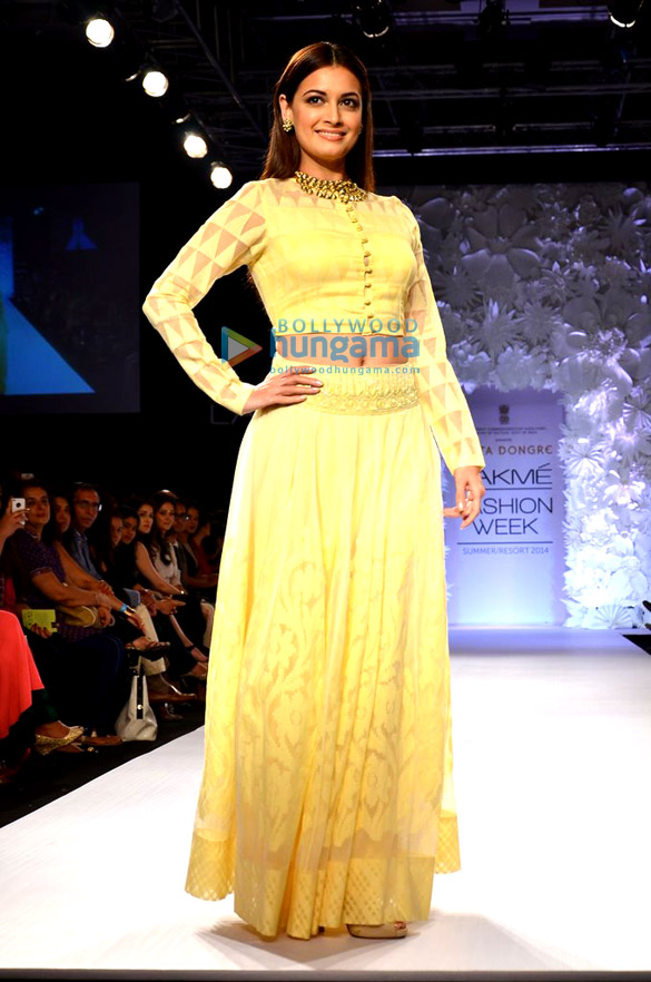 dia mirza walks for anita dongre at lfw 2014 6