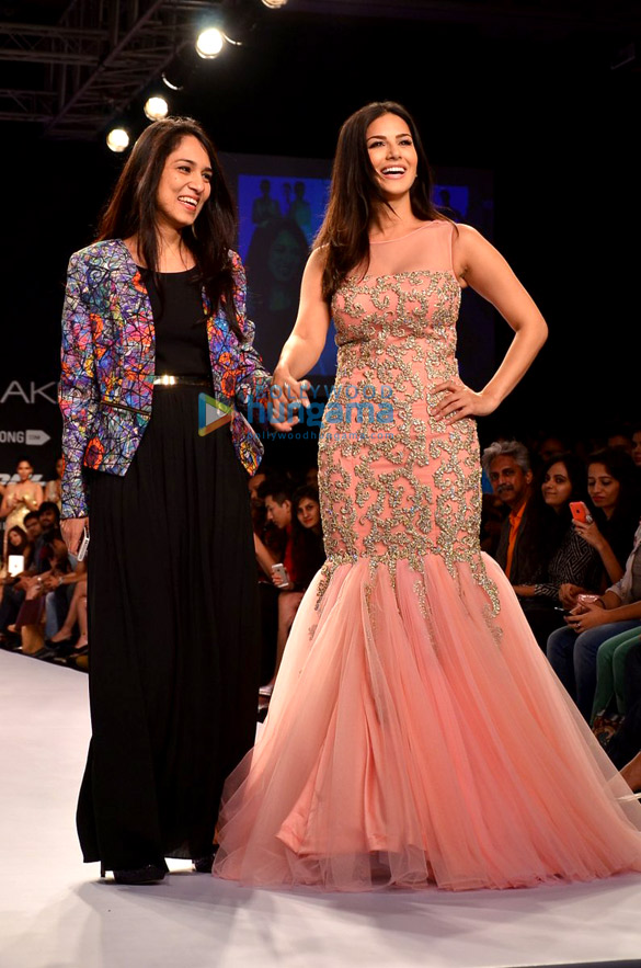 sunny leone walks for archana kochhar at lfw 2014 7