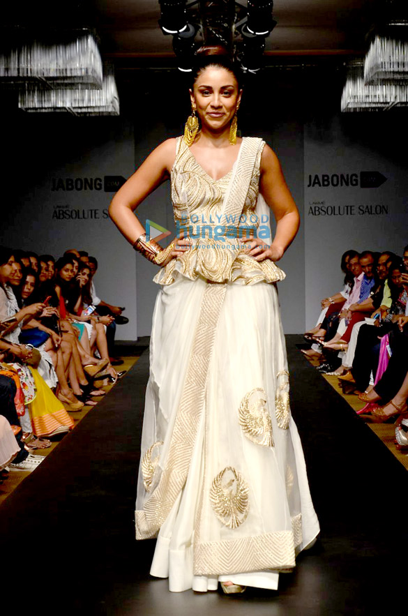amrita puri walks for ritika mirchandani at lfw 2014 3