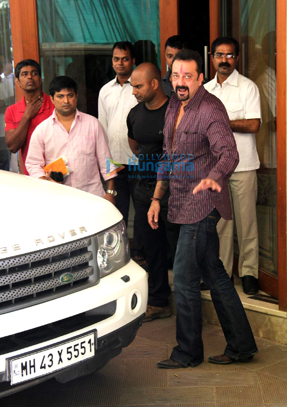 sanjay dutt meets his family before leaving for yerawada jail 3