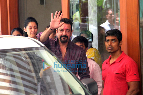sanjay dutt meets his family before leaving for yerawada jail 6
