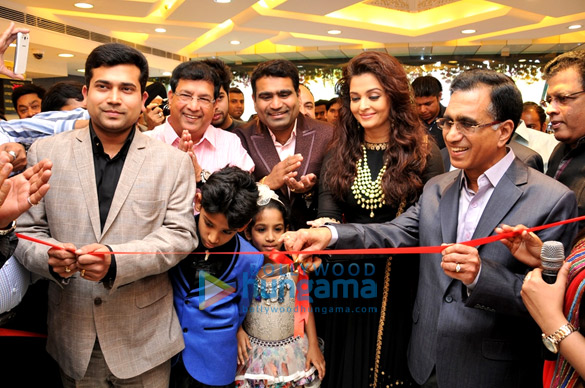 aishwarya rai bachchan inaugurates kalyan jewellers showroom in delhi 2
