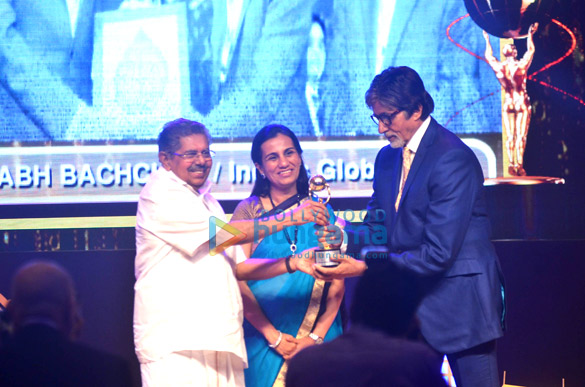 amitabh bachchan graces nri of the year awards 2