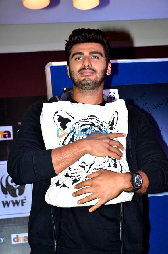 arjun kapoor at 60 earth hour press conference 7