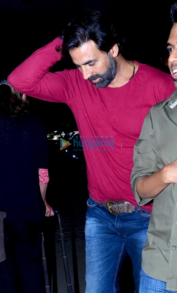akshay kumar snapped at suburban extended stay hotel 4