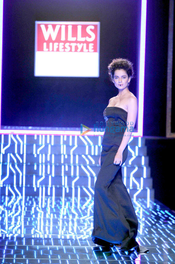 kangna walks the ramp at wills lifestyle india fashion week 2014 3