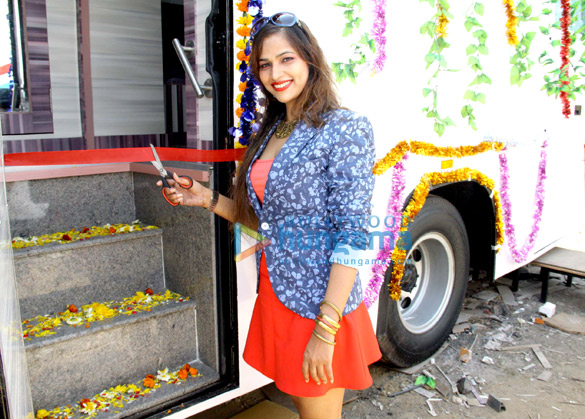 tanisha singh inaugurated new vanity van in malad west 3