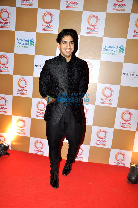 bachchans sonakshi bipasha grace swades foundations show 17