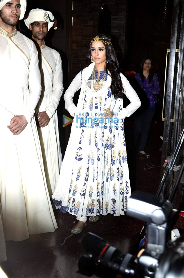 shraddha kapoor walks for rohit bal jabongs fashion show 9