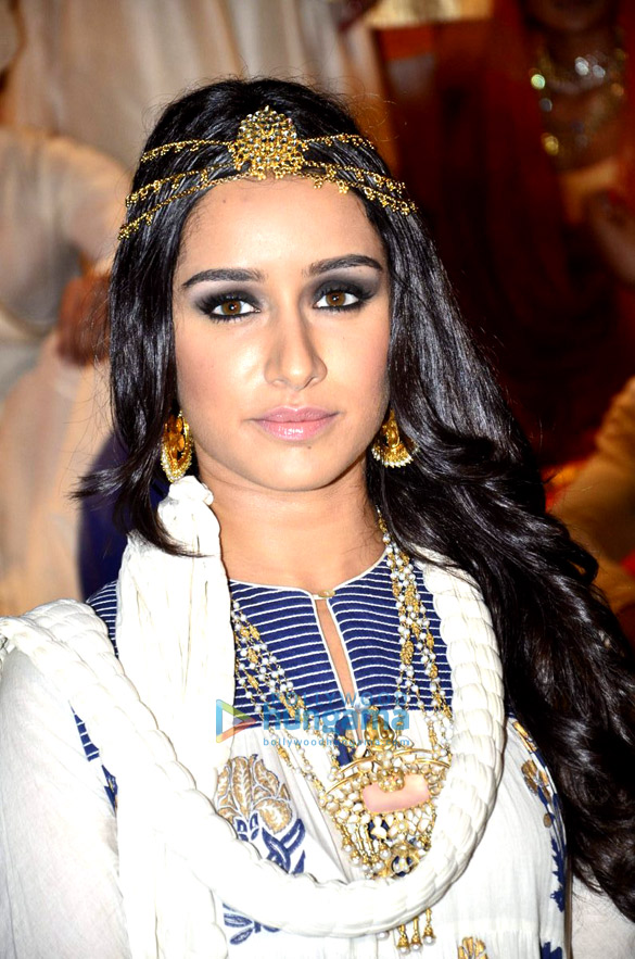 shraddha kapoor walks for rohit bal jabongs fashion show 6