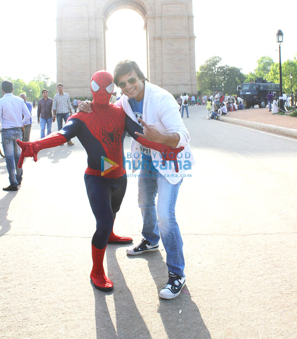 vivek oberoi snapped with spider man at india gate 5