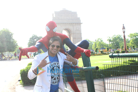 vivek oberoi snapped with spider man at india gate 3