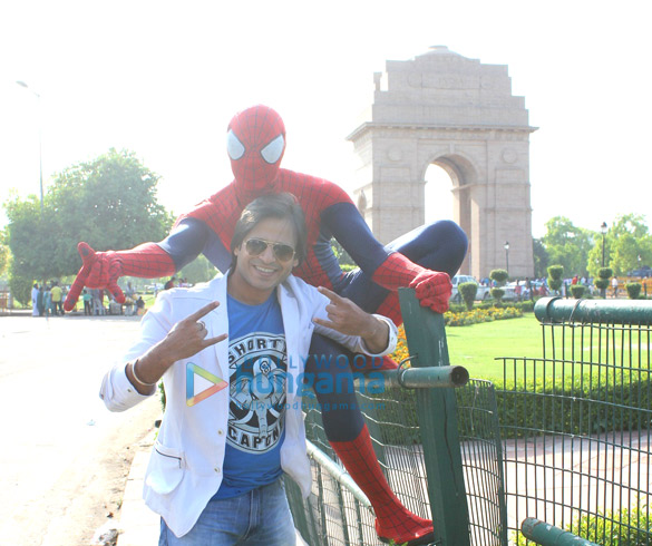 vivek oberoi snapped with spider man at india gate 2
