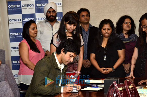 farhan akhtar graces omron campaign for visually impaired 4