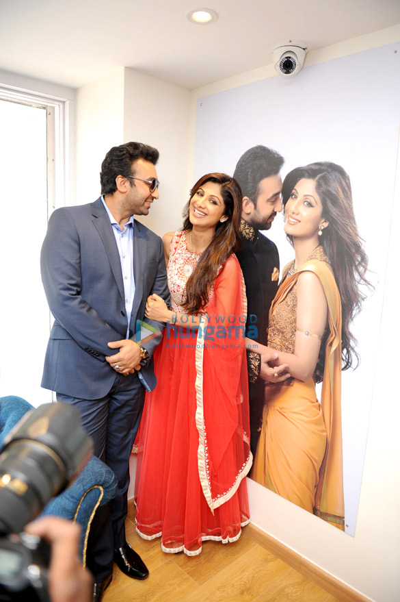 raj shilpa shetty kundra launch satyug gold stores in pune 2