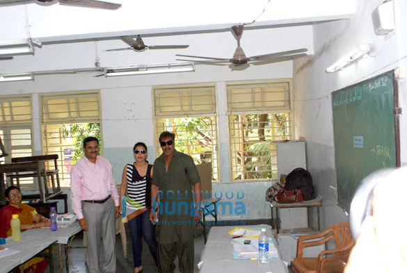 aamir srk bachchans others vote for lok sabha elections 2014 28