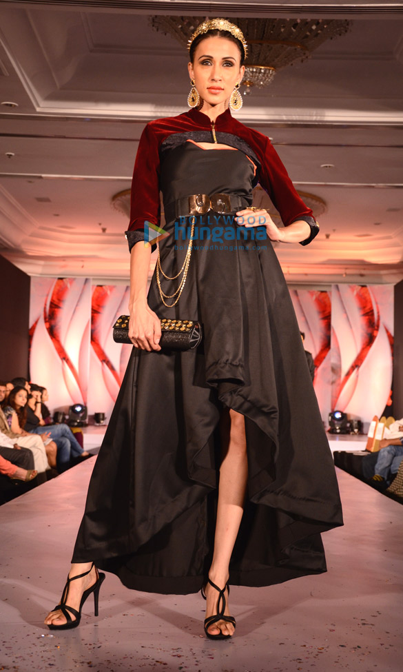 leading models at sndts chrysallis fashion show 4