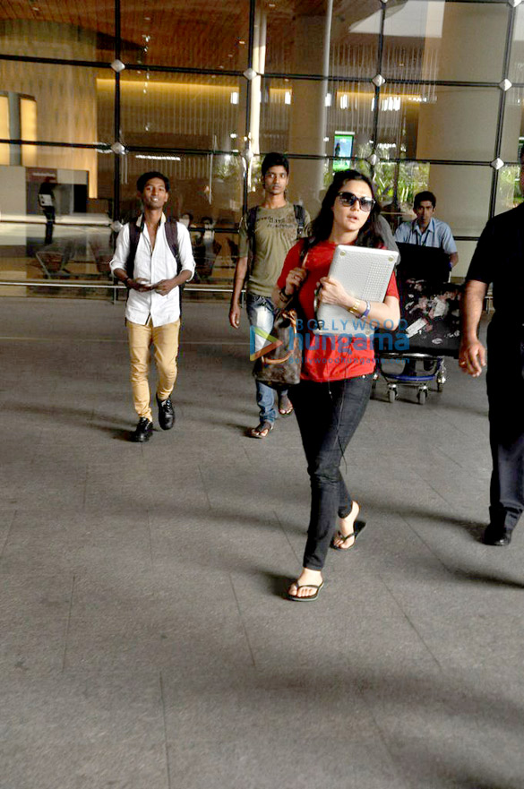 preity zinta snapped at the airport as she returns from ipl match 6