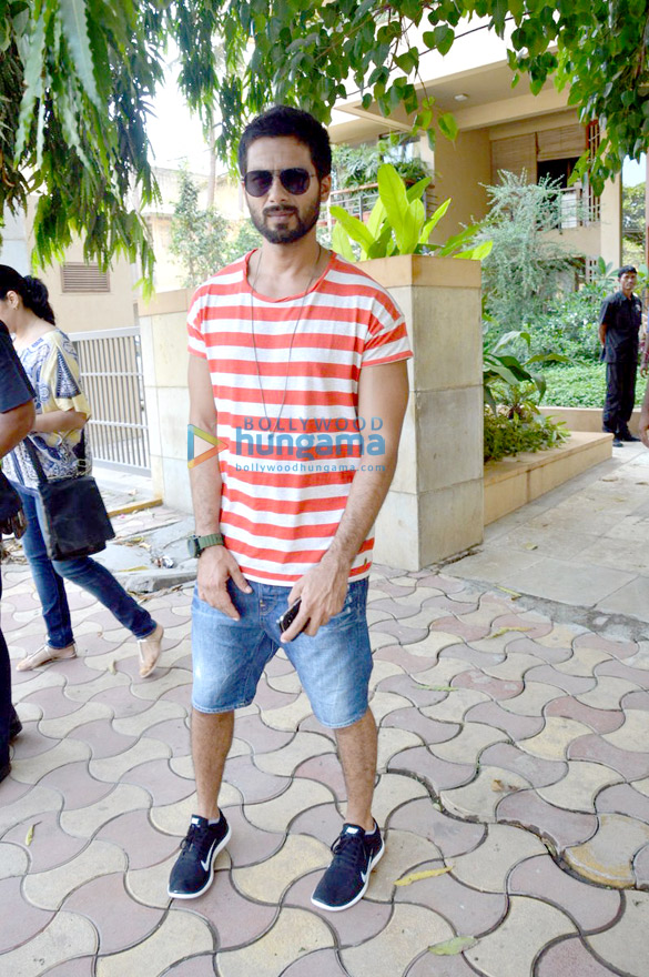 shahid kapoor snapped outside his new home 3