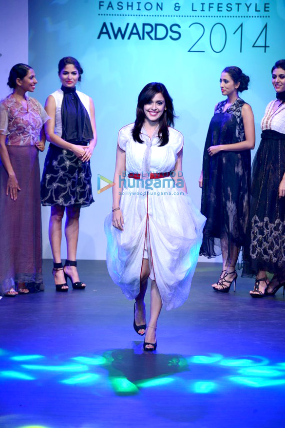 hrishita bhatt walks for tassel awards 2014 31