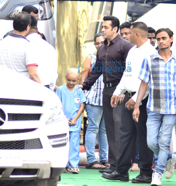 salman khan snapped as he meets a special child at mehboob studio 2