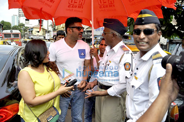 suniel shetty snapped distributing water bottles to traffic cops 2