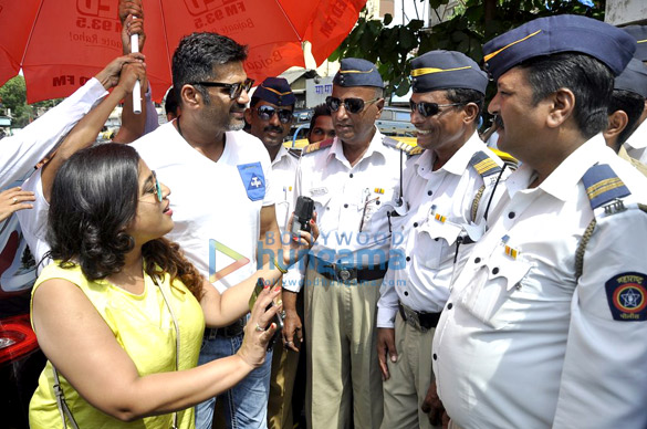 suniel shetty snapped distributing water bottles to traffic cops 4