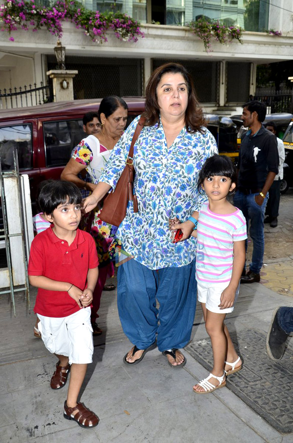 farah khan snapped with her kids 3