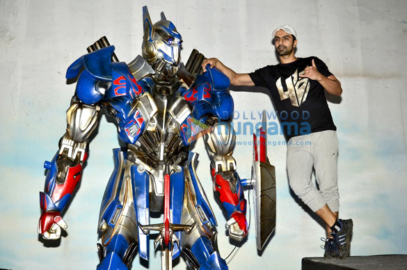 rannvijay ashmit pose with optimus prime to promote transformers 4 3