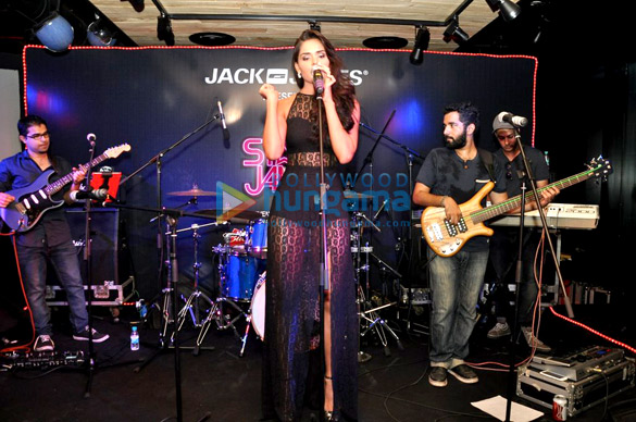 nathalia kaur performs at jack jones 2