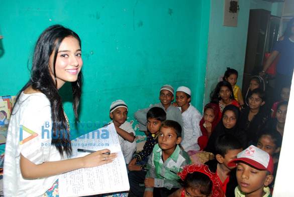 amrita rao spends time with kids of pratham ngo 2