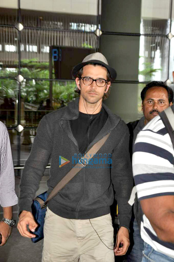hrithik snapped at international airport on his arrival from london 2