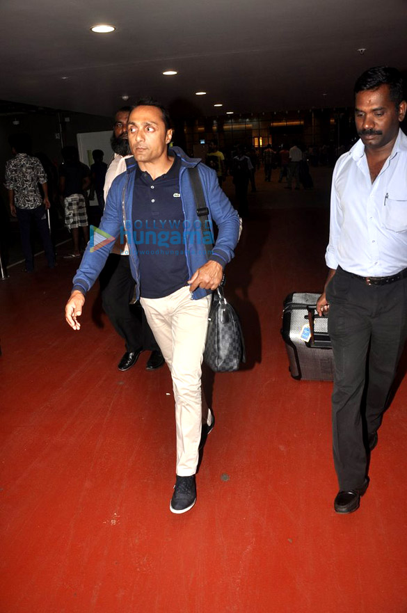 anushka sharma rahul bose snapped at the airport 5