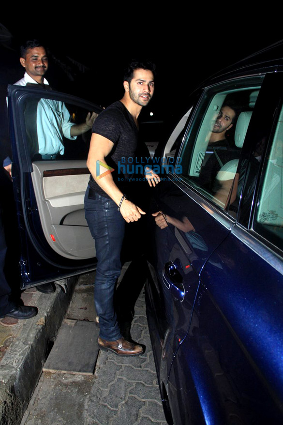 varun dhawan snapped at cafe mangii 7