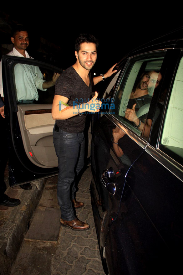 varun dhawan snapped at cafe mangii 6