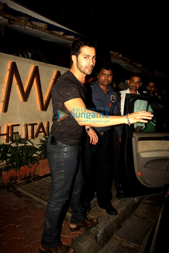 varun dhawan snapped at cafe mangii 2
