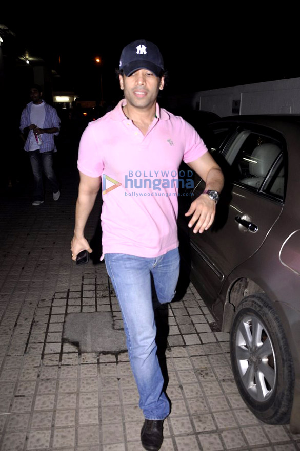 tusshar kapoor snapped with shilpas parents 2