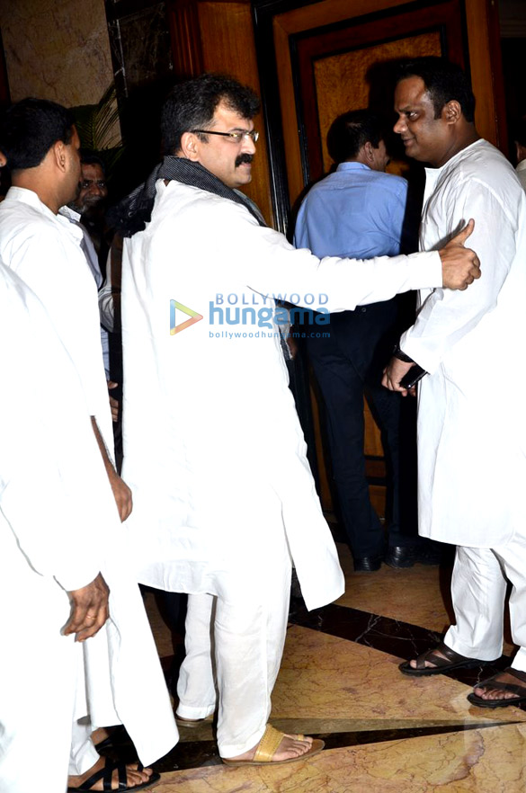 salman shah rukh khan meet again at iftaar party 30