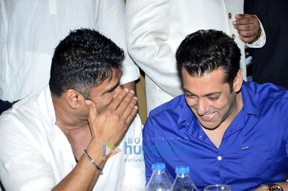 salman shah rukh khan meet again at iftaar party 7
