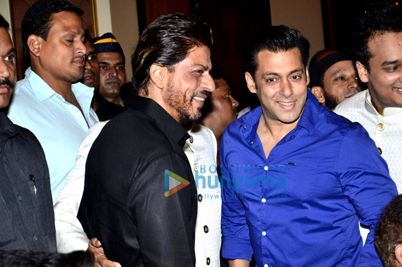 salman shah rukh khan meet again at iftaar party 4