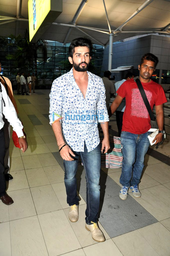 arjun kapoor surveen jay snapped at the airport 4